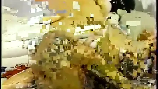 Zwei blonde lesben ringen nackt im wohnzimmer