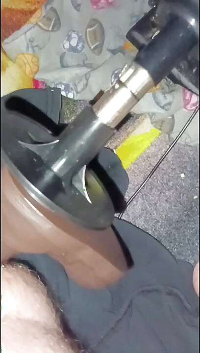 Une tapette se fait baiser par une machine