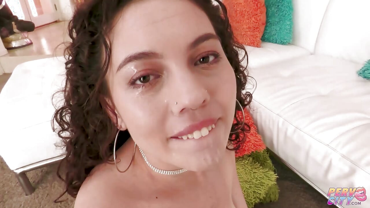 Sexy teen Satine Summers dostane černého ptáka hluboko do jejího těsného zadku