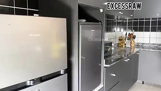 Cewek ini meneleponku ke sini untuk memperbaiki pipa yang rusak tapi aku akhirnya ngentot memeknya yang basah