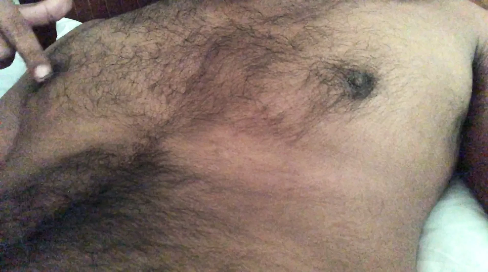 Les tétons et la poitrine d'un garçon gay poilu s'amusent avec des seins poilus