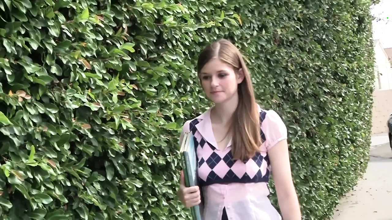 劳拉布鲁克斯喜欢在她没有保护的洞里被巨大的鸡巴操。