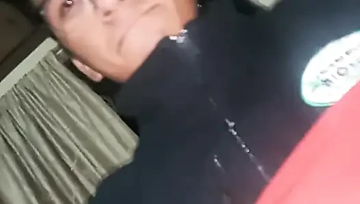 Pembantuku jadi sange berat, jadi aku melucuti bajunya dan aku memasukan kontolku ke dalam memeknya