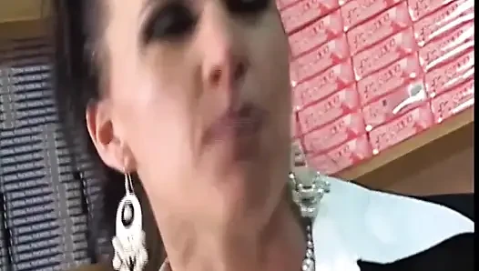 Pantat bahenol tante semok ini dientot habis-habisan sama kontol besar sampai dicrot di dalam