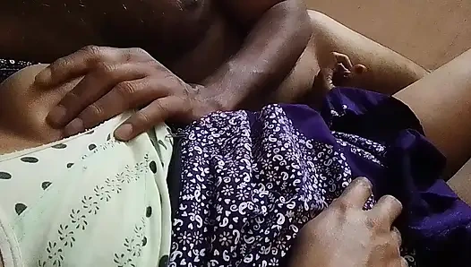 Tamil köylü kızının göğüslerine kocası tarafından masaj yaptırılıyor