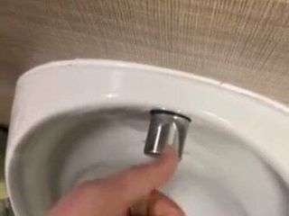 Croisière dans les toilettes publiques en branlant ma bite bien dure