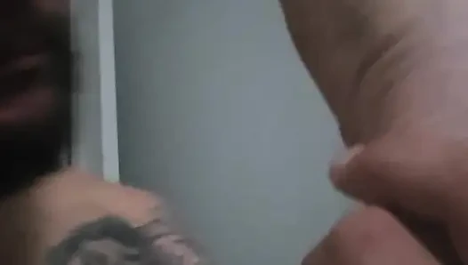 Ayak parmaklarını emiyor