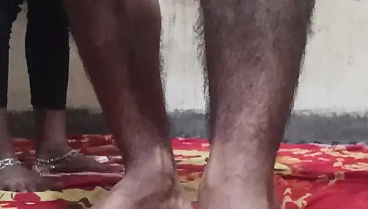 Hintli evli kadın tam dans ediyor