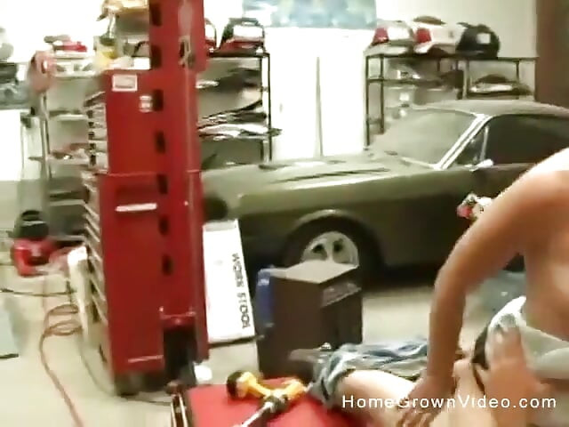 Landyke paukuttaa Kessiä kovaa ja nopeasti autotallissa