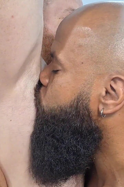 カルモナと彼女の父親が交代で男性の尻を扱う