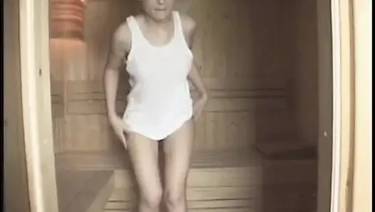 Kyra tyelar si cewek nakal lagi asik muasin memeknya pakai dildo di kamar mandi air dingin