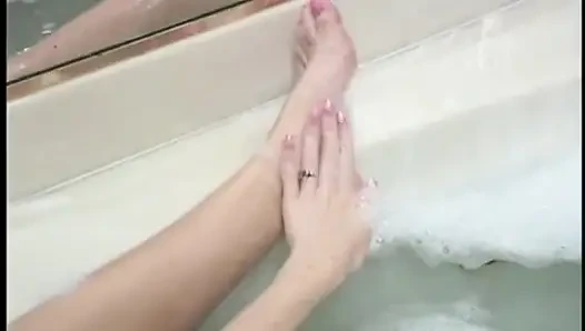 Tante sange masturbasi di kamar mandi