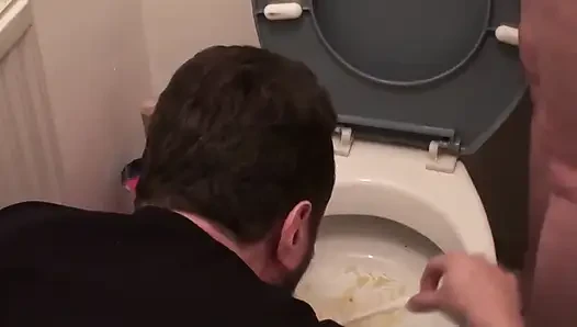 Suppe mit ihrer pisse essen