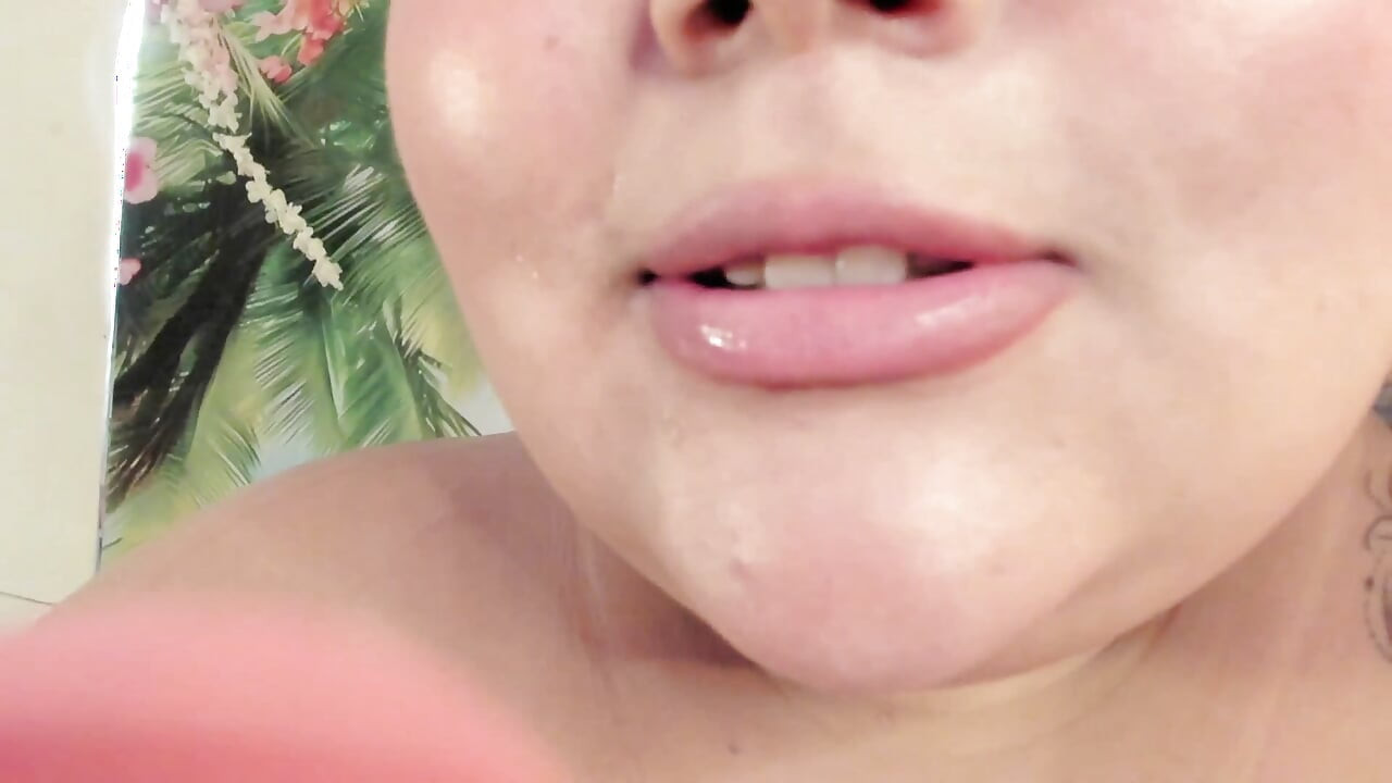 BBW Mistress zakłada gigantycznego dildo i masturbuje go przed kamerą.