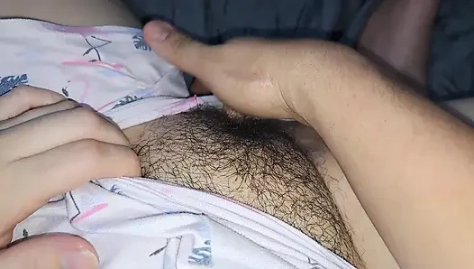 Meine stieftochter lässt mich ihre muschi masturbieren