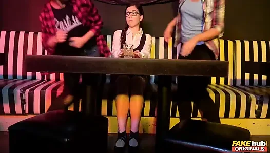 Fakehub Originals - iki lezbiyen bir kulüpte tıraşlı amcık üçlü seks ve meme oyunu için masum Daphne Angel'i baştan çıkarıyor