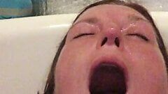 Nyonya wriggler mengalami orgasme paling gila di kamar mandi