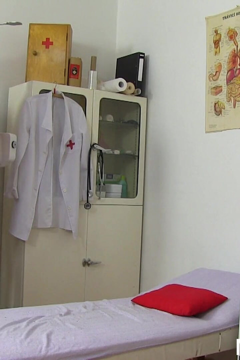 Ώριμη γυναικολόγος - γυναικολόγος σε βίντεο νοσοκομείου με γυμνή γυναίκα ασθενή