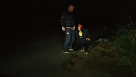 Açık havada karısının yüzüne işeme altın duş