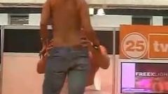 Penari telanjang lelaki di atas pentas