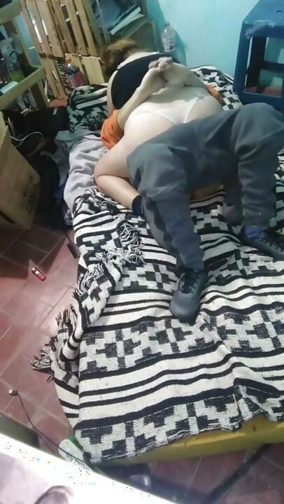 Девушка в платье Монтано с матрасом на полу