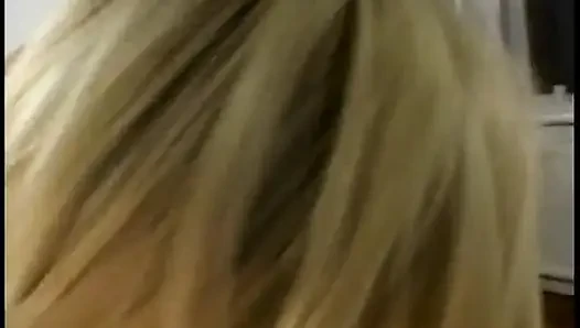 Ateşli tatlı kız sıkı göt deliği iki büyük yarakla sert sikilirken inliyor