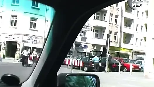 Крошка долбит мокрую киску с синим дилдо в машине