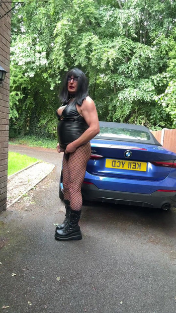 Momen epik dari "sexy crossdresser kellycd2022 gaya emo dengan stoking jaring-jaring pvc hitam dan sepatu bot"