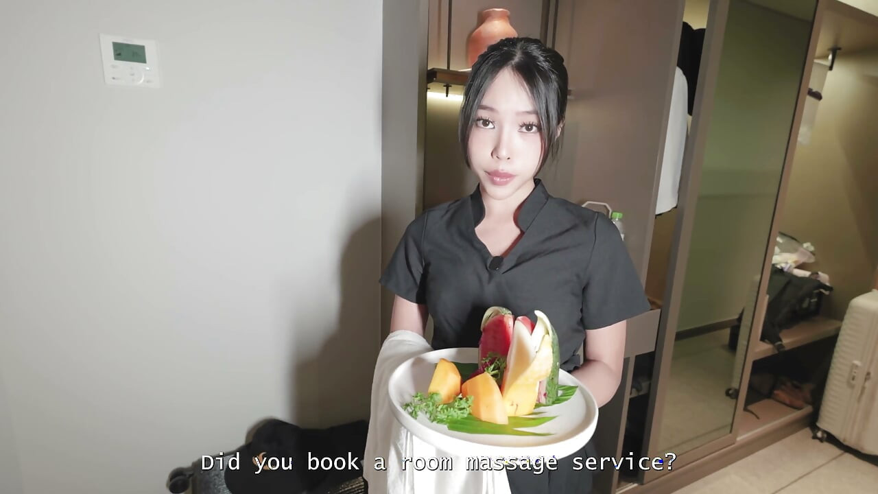 Asiatische masseuse gibt dem kunden einen footjob und lässt ihn drinnen kommen