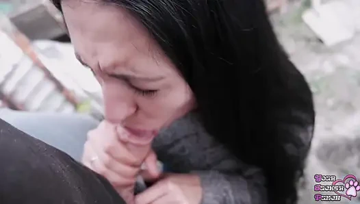 Schockiert von sperma im mund! Outdoor-blowjob und spermaschlucken