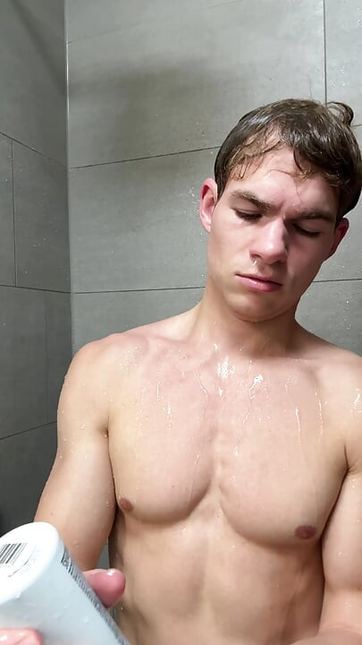 EJACULARE MASIVĂ CU GEMENE ÎN FORMĂ + DUȘ