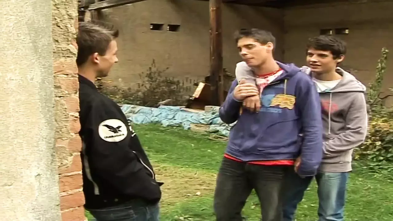 热辣的男同性爱变成了热辣的3P