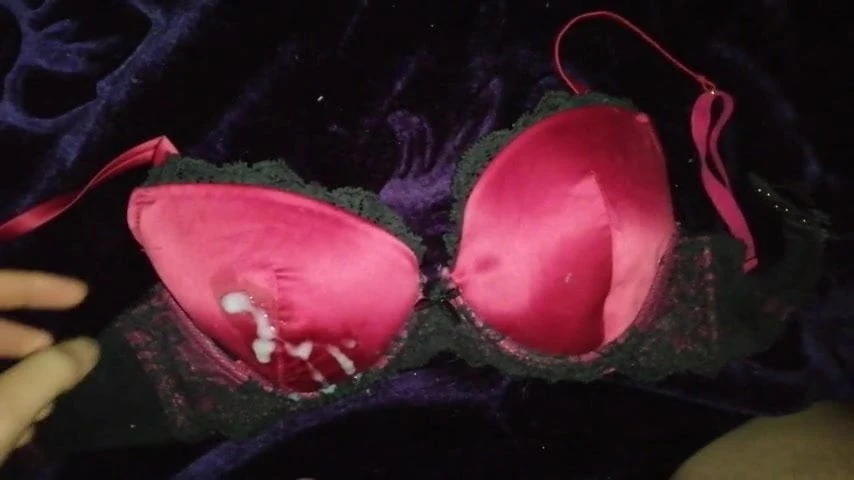 Klaarkomen op een satijnen roze beha 32d