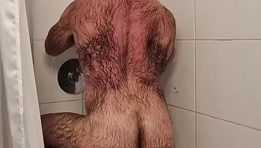 Kıllı kaslı üvey baba duş alıyor