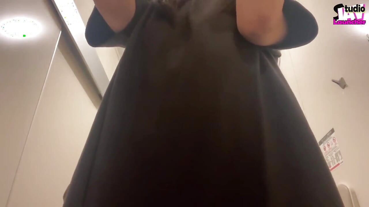 Public Self-play - a True Ona-girl Records Her Quiet Peak on a City Walk Chapter-5