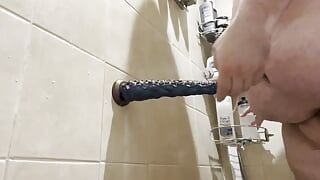 Oso juega con su culo en la ducha