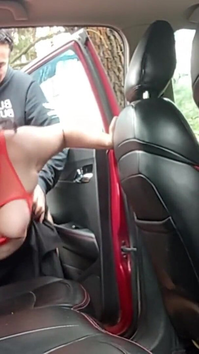 Sexo arriscado ao ar livre, fodemos no carro, na floresta. | Clipe 1