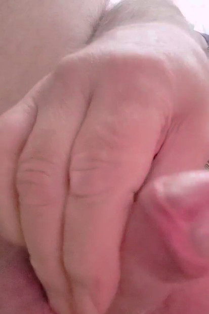 友人は椅子に座って自分の小さなチンコで遊び、動画を見ています