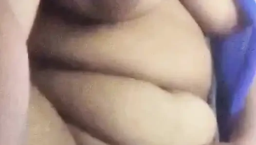 Aku menunjukkan pantat mudaku kepada pacarku dengan gaun seksi.