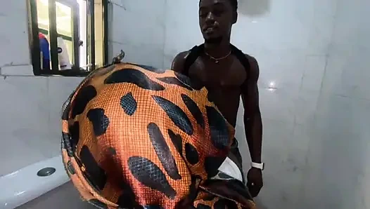 Seks hardcore di kamar mandi erotis