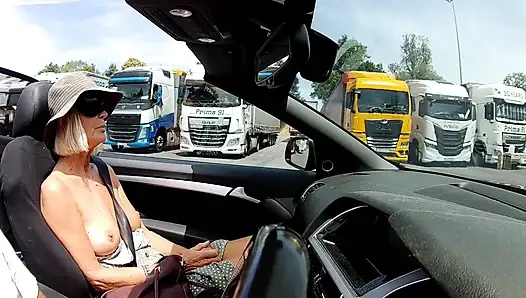 Titty Tuesday gözleri bağlı kamyon durağı eğlencesi