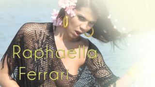 Sociale media tgirl Raphaella Ferrai