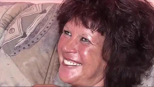 Tante seksi rambut pirang dientot habis-habisan sampai mengerang keenakan