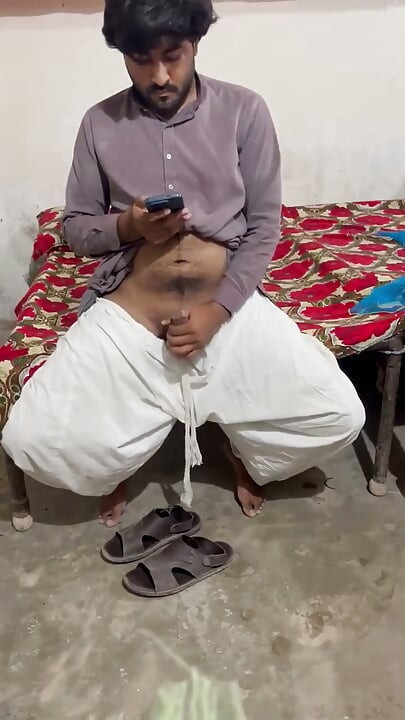 Alleiner junge im leeren zimmer macht masturbation