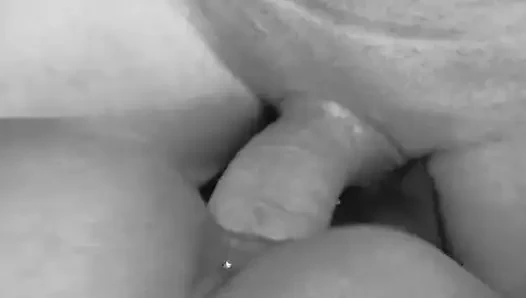 Akash menjilat vagina Sanjana dan memasukkan penisnya ke mulutnya.