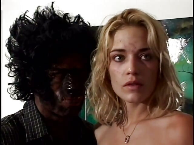 Duas putas e três garanhões estão fazendo uma orgia sexual quando um cara se transforma em um lobisomem