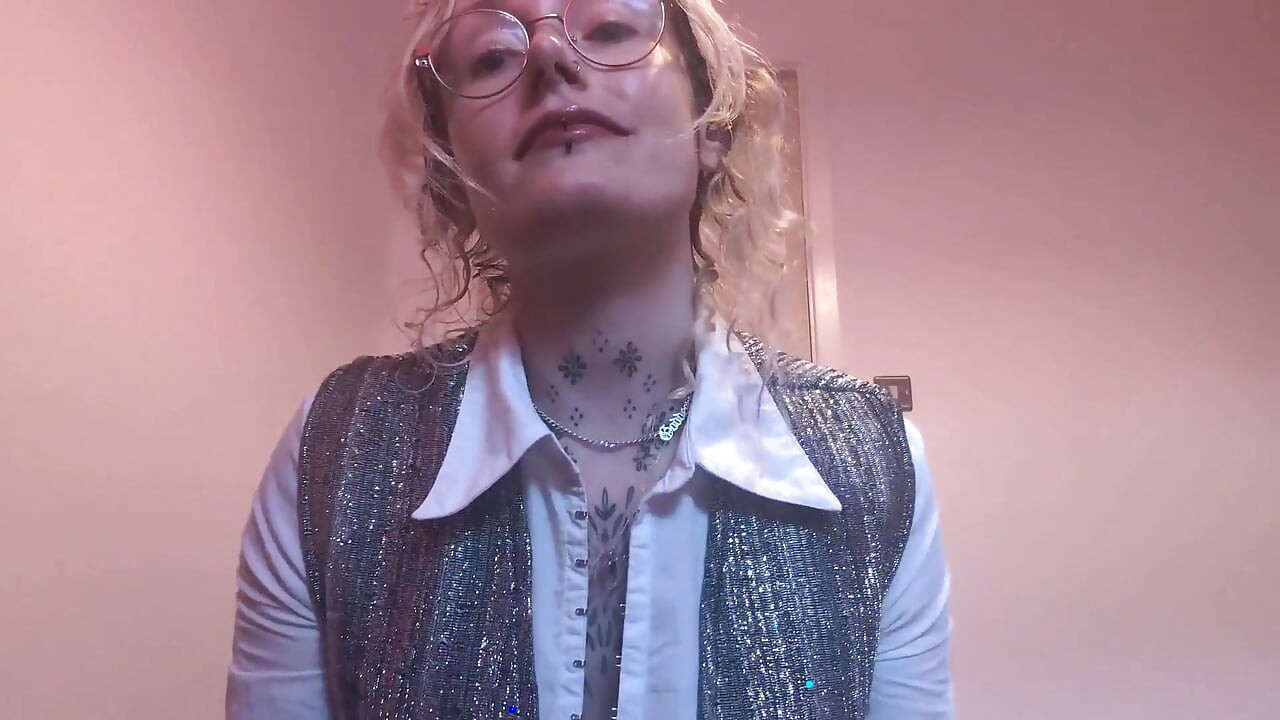 Seksi emlakçı satışı yapmak için çaresiz