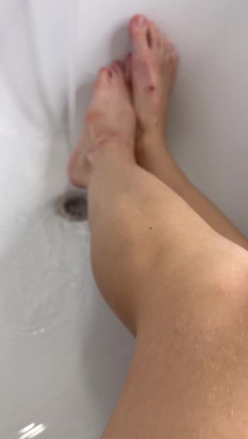 É tão bom na banheira - grandes pernas longas provocam você - você quer lambê-las?