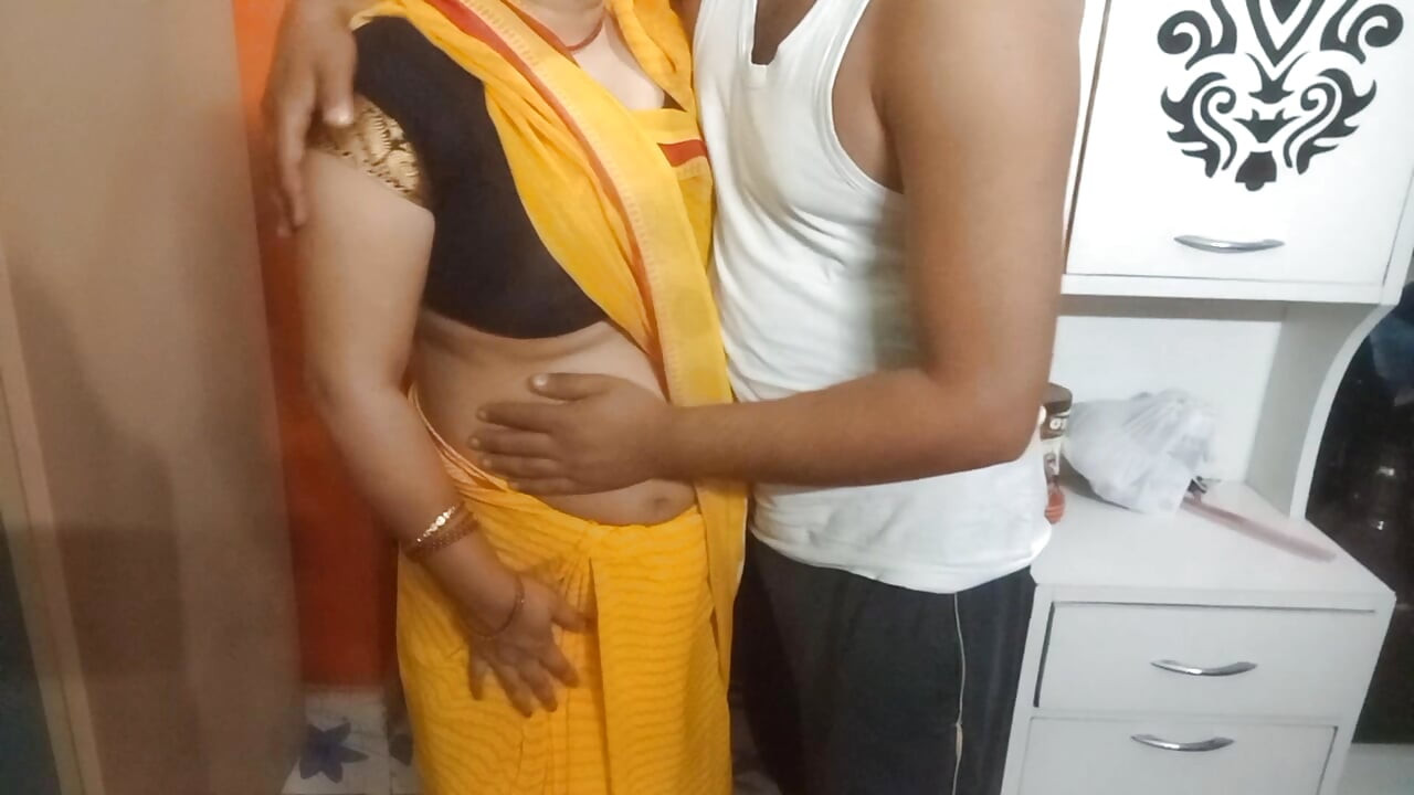 Une bhabhi indienne mignonne a une romance
