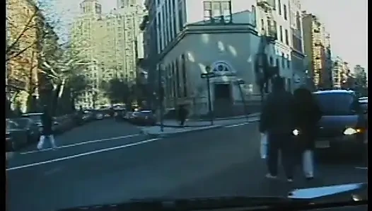 Пригородные рыжие Carpools с ползучей, который унижает ее в машине в городском движении
